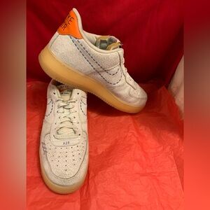 NIKE